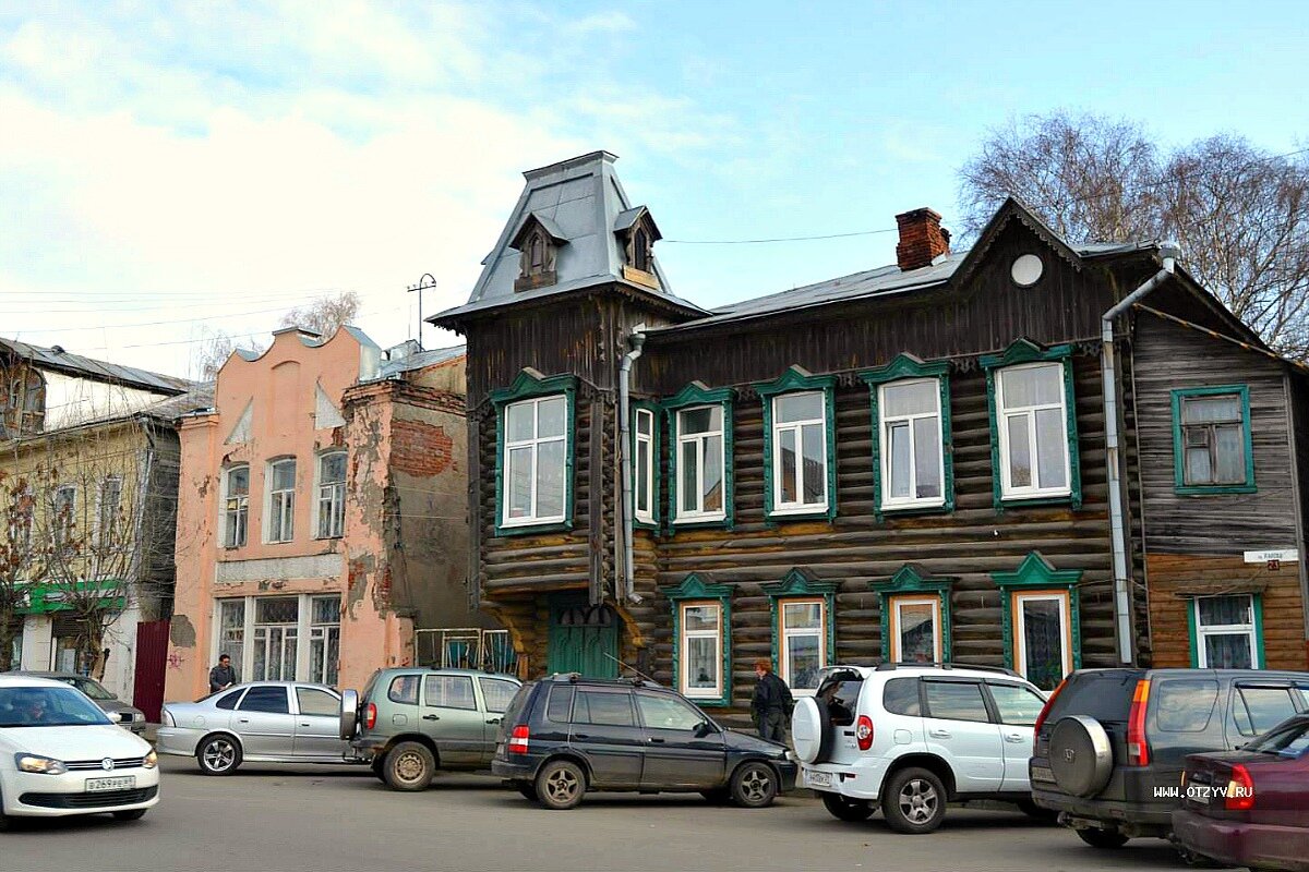 Дом купца Теплова. В нем долгие годы был музей, потом он был передан под "разумное жилье", сейчас выглядит вот так