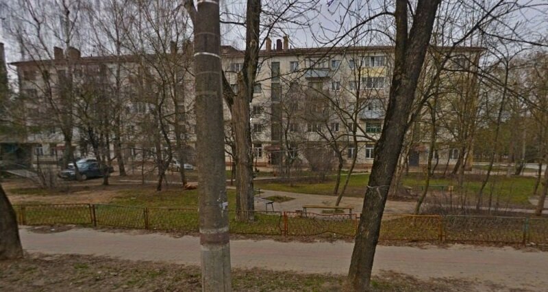 Тот самый дом, только уже без стола и скамеек. 