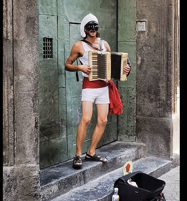 В Неаполе в отношении древних традиций и современного времени всегда существует баланс 