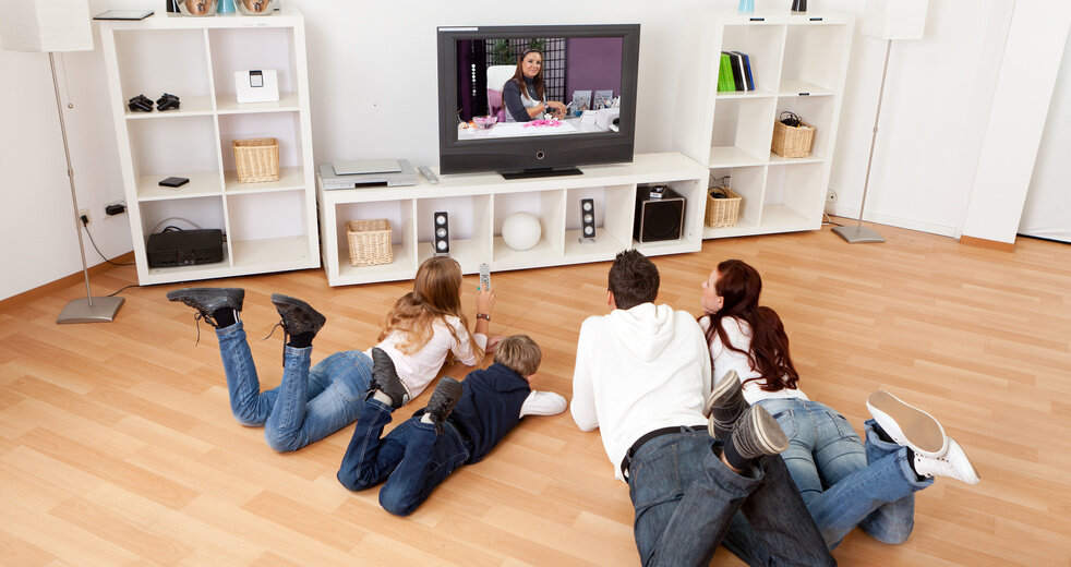 Просмотр телевизора https://etoglaza.ru/bolezni/esche/defekty-zreniya.html