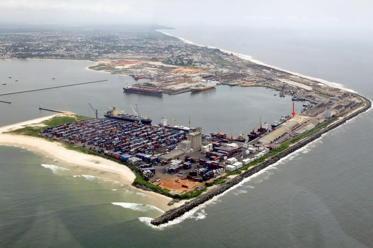 Порт Пуэнт-Нуар и рядом пляж