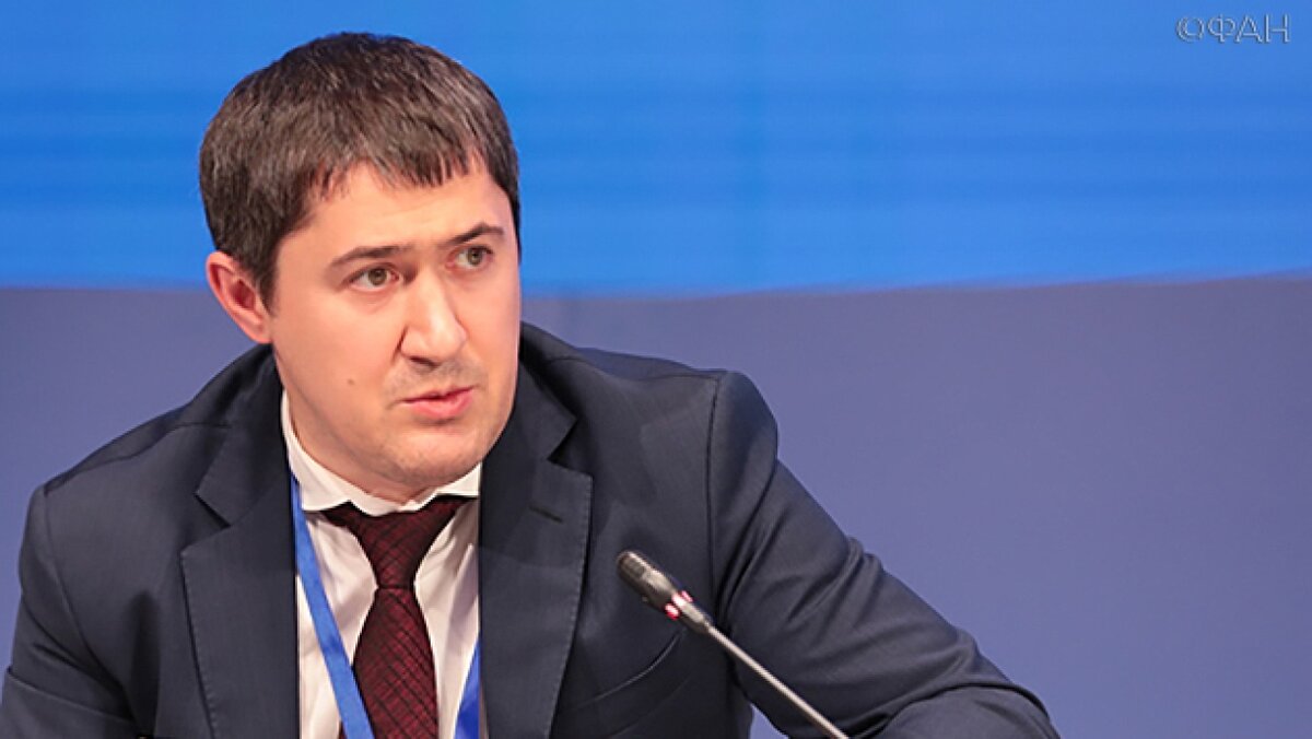 Министр транспорта Евгений Дитрих в пятницу, 17 июля, совершил рабочий визит в Пермь. Евгений Дитрих обсудил вопросы, связанные с развитием авиа, ж/д сообщения и транспортной инфраструктуры. Одной из причин визита министра транспорта в Пермь  — передача подвижного состава городского общественного транспорта, в частности, трамваев и автобусов, приобретенных в рамках нацпроекта «Безопасные и качественные автомобильные дороги». Временного исполняющий обязанности главы Пермского края Дмитрий Махонин поблагодарил Министерство транспорта РФ за поддержку заявки и сообщил журналистам, что регион уже получил 42 автобуса на газомоторном топливе. Закупка состоялась в рамках реализации национального проекта «Безопасные и качественные автомобильные дороги». Прикамье стало одним из 12 городов, получивших федеральные субсидии на эти цели. «В планах полномасштабное изменение и обновление транспорта. Только в том месяце в регион поступят 300 новых автобусов. К концу года новый подвижной состав будет составлять 50% — это беспрецедентная величина. Край будет участвовать в программе по обновлению трамвайного парка. Выделены значительные средства на реконструкцию и модернизацию рельс в городе —  порядка 105 км. Совместно с Федерацией, у нас все получится с точки зрения улучшения качества транспортного обслуживания Пермского края» — заключил Дмитрий Манохин.