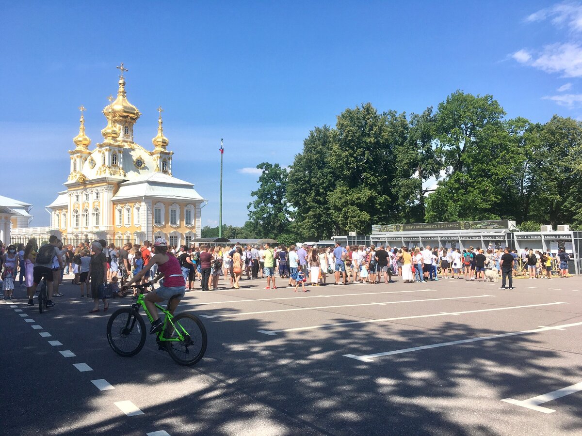 Очередь в кассу, берите билеты онлайн