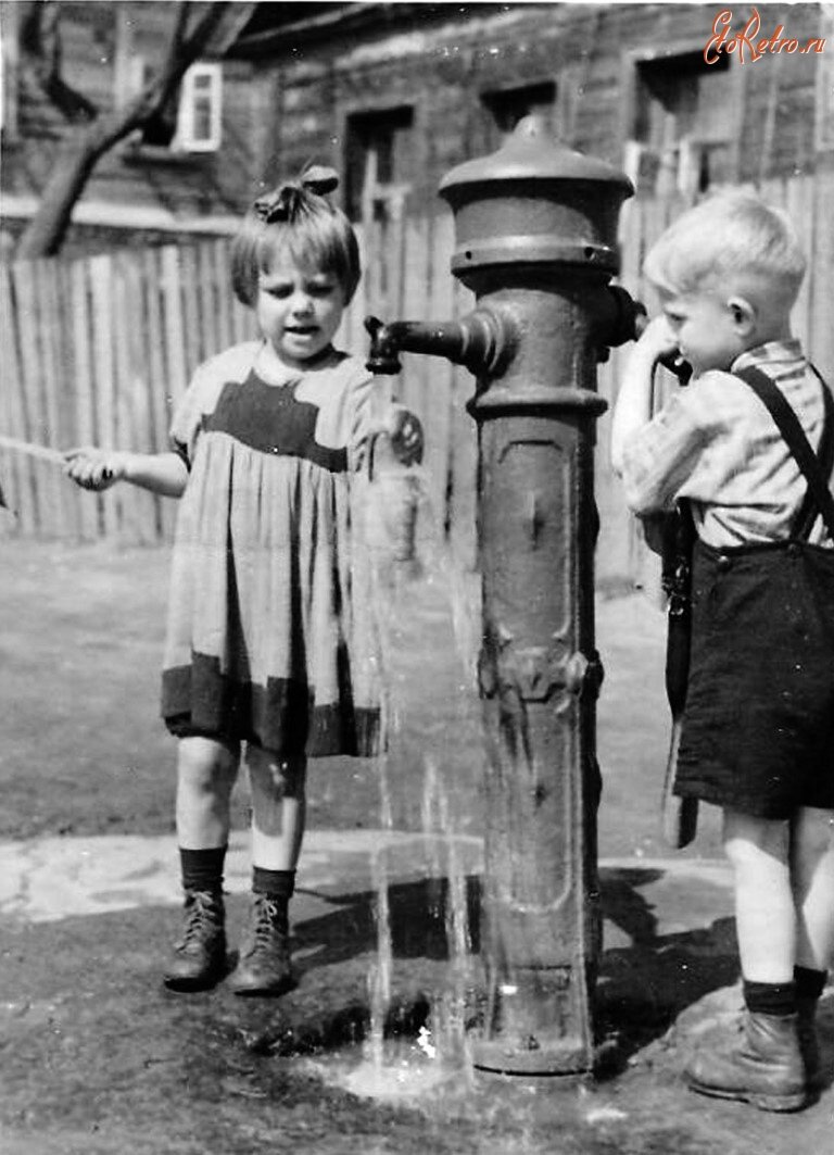 Дети у водопроводной колонки в Марьиной Роще, Москва, фото 1950-х гг. Источник: https://www.etoretro.ru/pic59627.htm?sort_field=image_date&sort=DESC