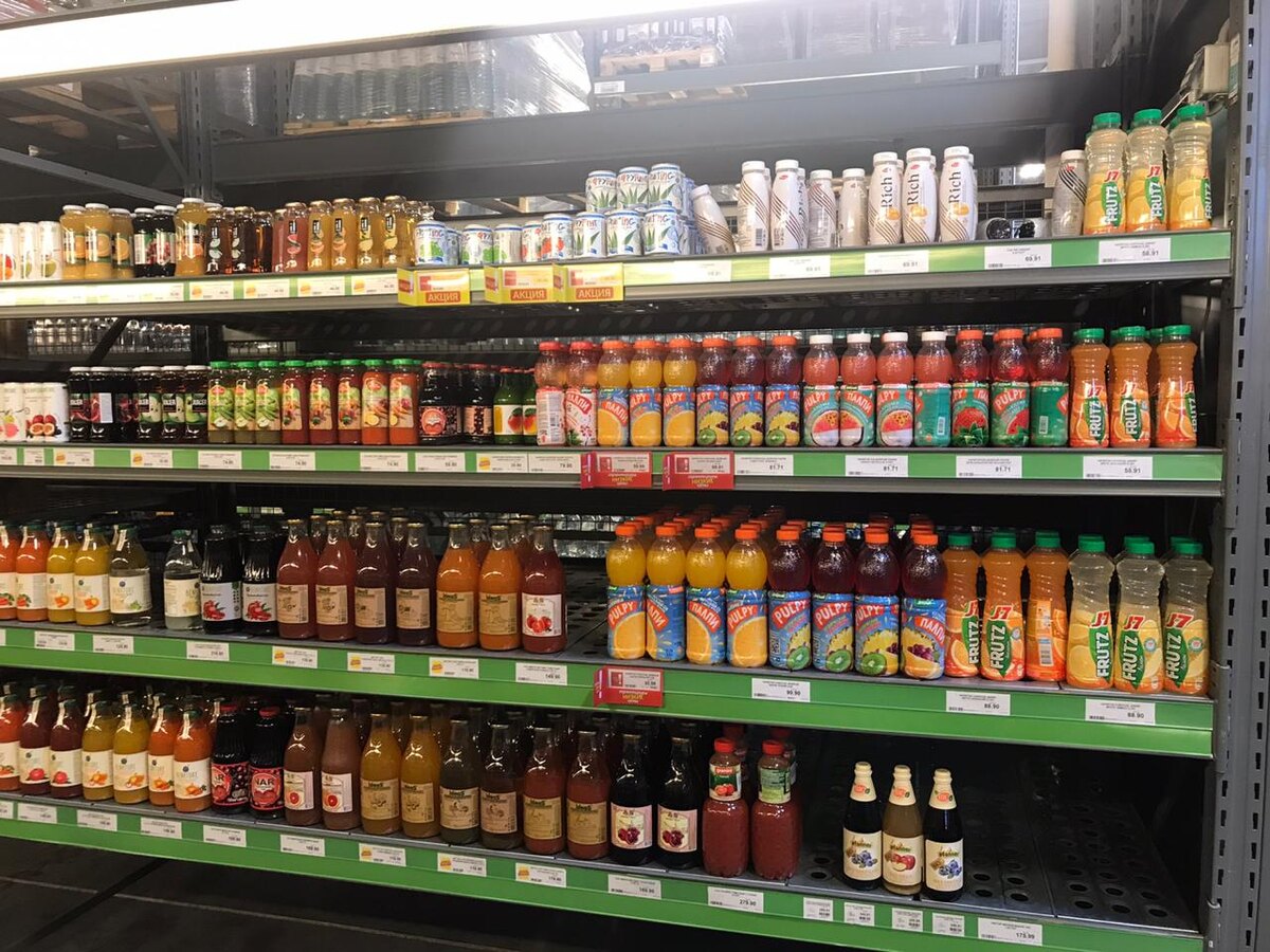 Общее фото полки с соками, часть стеллажа.