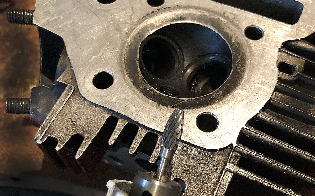 Стачивать ступеньку начал конусной фрезой, делать нужно все как можно аккуратнее, задевать седло клапана нельзя.