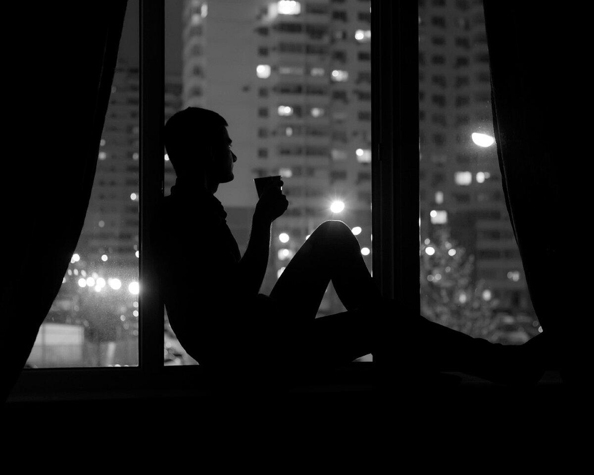 Снова одинока я сижу поет девушка. Одиночество в ночи. Парень ночью у окна. Одинокий силуэт в окне. Вечер в одиночестве.