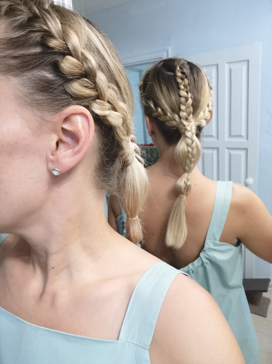 Изюминкой в твоём образе может стать прическа😉   Примерь её, как аксессуар. Итак.      Сначала заплети две косы по бокам головы, временно закрепи их резинками или невидимками. Теперь заплети косу от макушки головы на всю длину волос, закрепи её резиночкой. Эту косу пока убери наверх, чтобы она не мешала дальнейшим манипуляциям 😄 Собери оставшиеся волосы и две косы по бокам головы в низкий хвост, затяни резинкой. Косы распусти от их конца до резинки и прочеши хвост, чтобы получился ровный, без кос и лохматостей. Резинку оберни прядью волос из хвоста, прядь закрепи невидимкой под хвостом. Косу, которая заплетена от макушки головы, прикрепи невидимкой к основанию хвоста так, чтобы она оказалась посередине. Теперь немного отступи от основания хвоста (сантиметров 5) и затяни хвост с косой сверху резинкой, пряди хвоста немного вытяни по бокам вправо и влево, чтобы придать объёма. Сделай так ещё 2-3-4 раза (в зависимости от длины волос). Фсе🤗 Твой образ не повторим и выигрышен на фоне обычных хвостов и распущенных волос 🙌