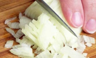 Лук измелчаем (мелко нарезаем или перекручиваем в мясорубке с фаршем).