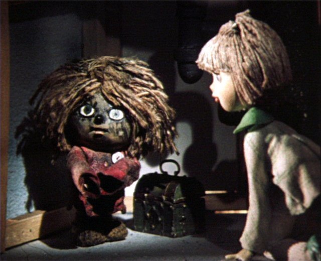 Мультсериал про домовенка Кузю давно полюбился всем, и сейчас повзрослевшие мальчишки и девчонки смотрят его вместе со своими детьми. А начиналась история драматически: переселили людей из частного дома, чтобы построить новый микрорайон, а они забыли взять с собой самое главное – домового. Ну как домового - домовенка еще, потому что он совсем ребенок по домовым понятиям. Наставник у него, конечно, был, и жил он в соседнем, тоже предназначенном под снос доме. Нельзя домовому без дома, никак нельзя.  