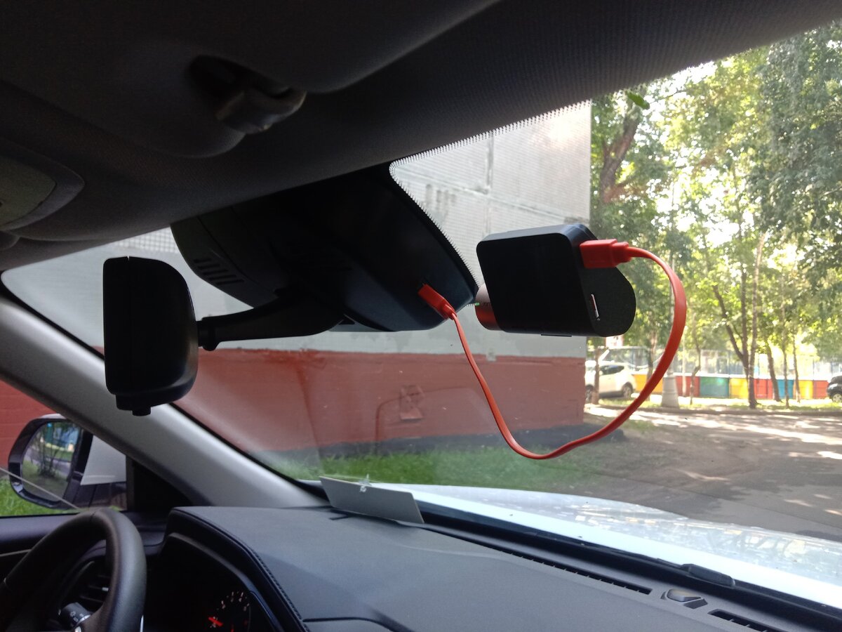 Видеорегистратор прям просится там на зарядку