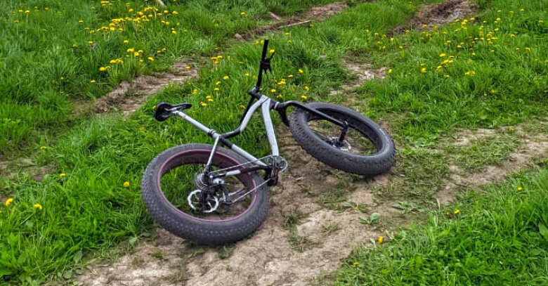 При низком давлении шин водитель фэтбайка не испытывает никаких трудностей при езде по разбитой грунтовке, песку и снегу.