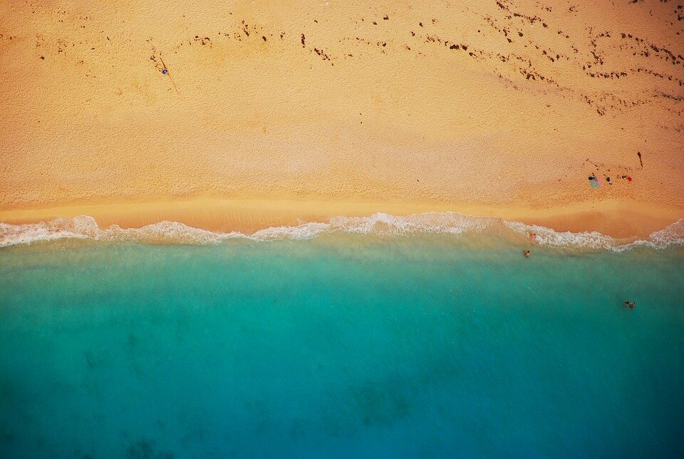 источник фото: https://pixabay.com/photos/beach-shoreline-coast-summer-shore-832346/