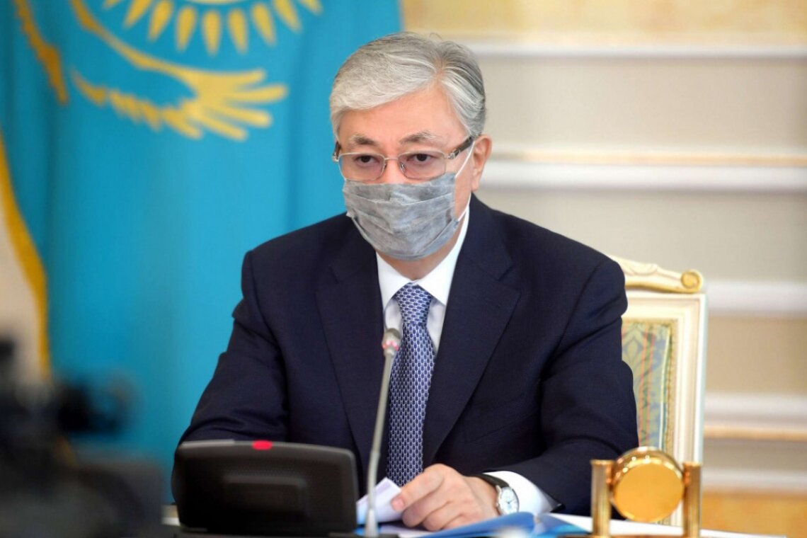 "Для дальнейшего закрепления положительного эффекта от введённых в июле ограничительных мер и с учётом возможного осложнения эпидемиологической ситуации в Казахстане и сопредельных государствах Касым-Жомарт Токаев поручил государственной комиссии продлить карантинные меры на две недели с последующим поэтапным смягчением", – говорится в сообщении.