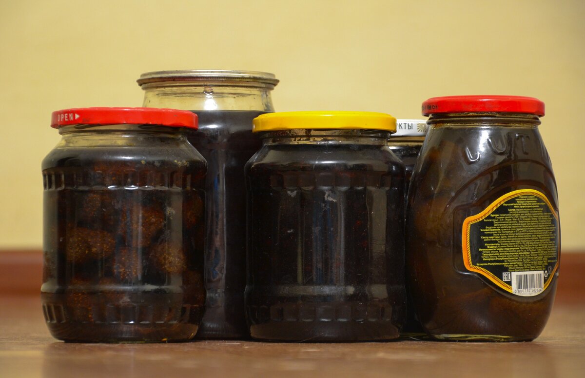 Вот такую маленькую коллекцию я вытащил на фотосет, и эти невзрачные банки, будут вас сегодня развлекать.