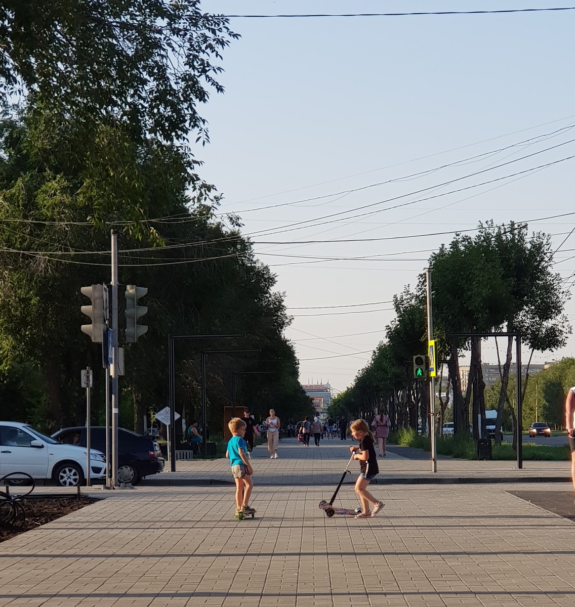 Дети физически активны и для них это естественно. Я с трудом представляю как мы будем по пол дня сидеть за партой