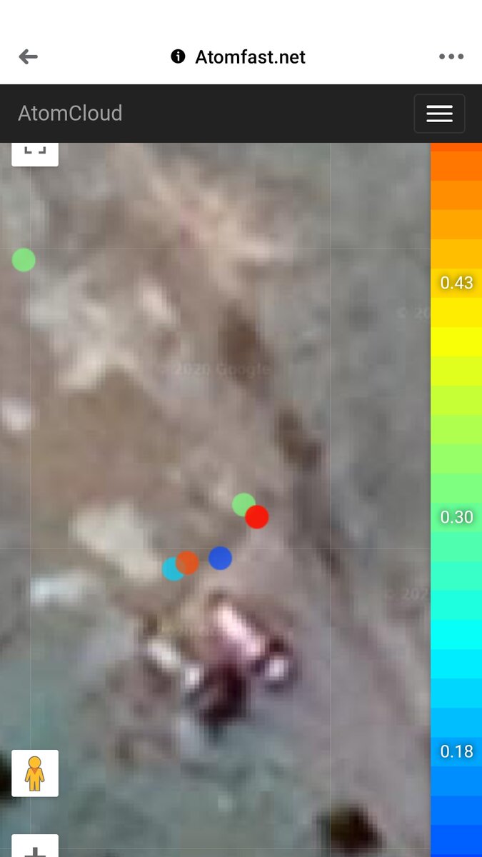 Точки географических координат, с привязанными к ним, показаниями мощности дозы в цветовой дифференциации. Справа на снимке можно визуально определить мощность дозы, сравнив их по цвету точки на шкале.