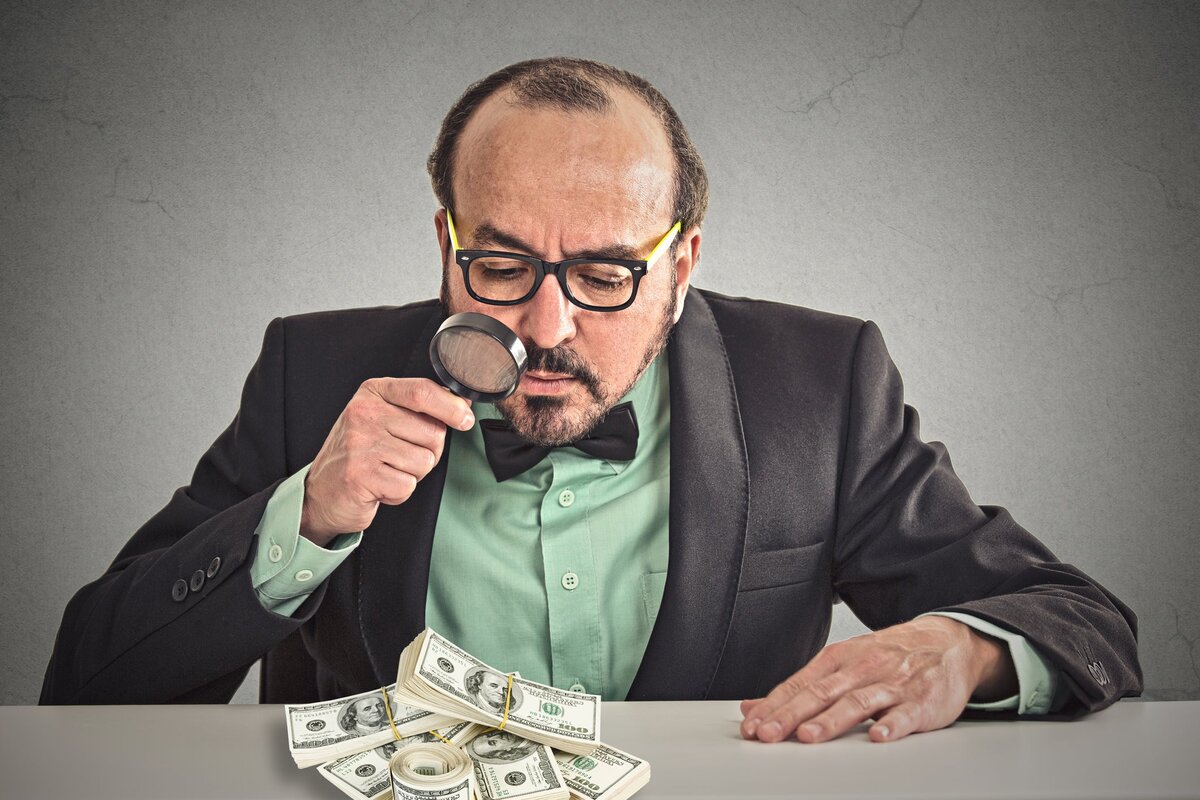 Источник: https://g.foolcdn.com/editorial/images/560377/business-man-looking-at-pile-of-money-with-magnifying-glass.jpg