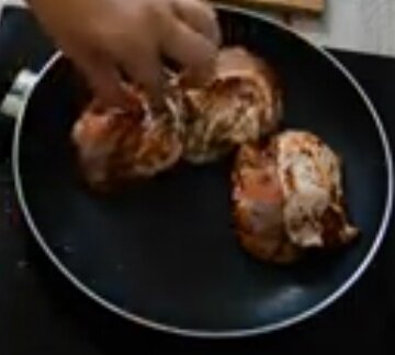 Обжариваем бедрышки