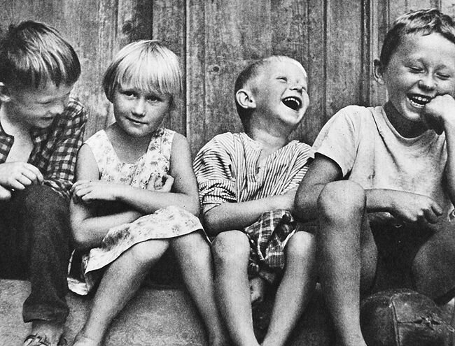 Мальчики ещё способны быть беззаботными, а девочка уже задумалась о своём предназначении, да и куклы дома не накормлены....