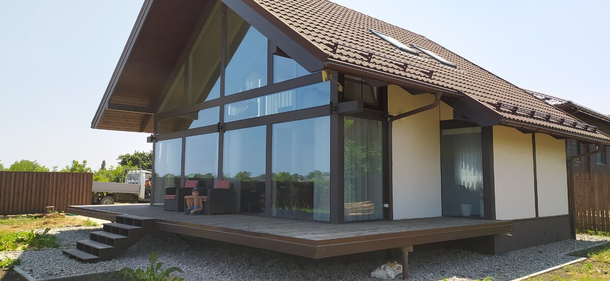 Находится в станице Новотитаровская, 20 минут от Краснодара.