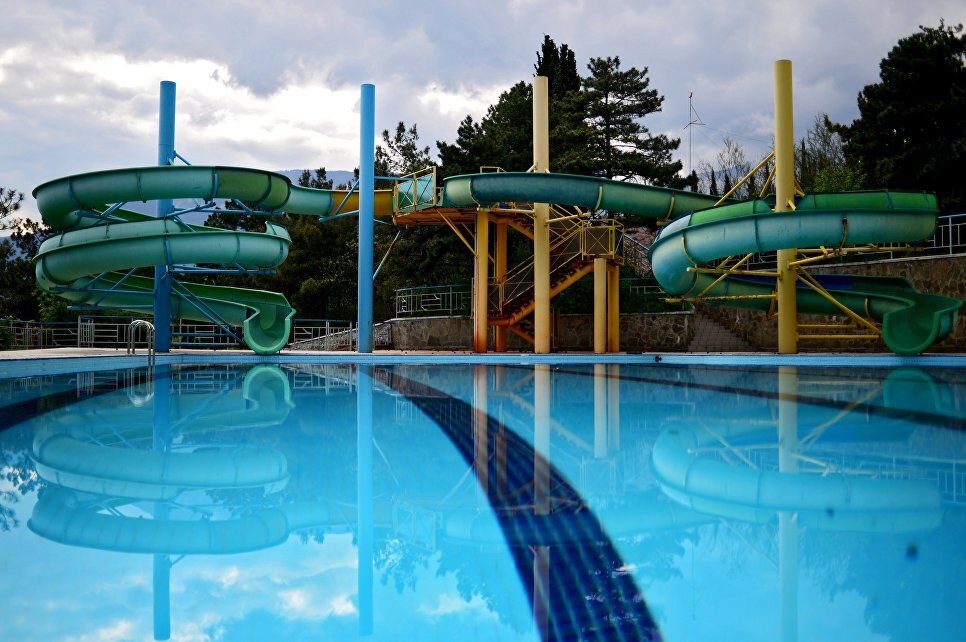 В поселке Уютное под Судаком стало известно о семилетней девочке, которая спасла пятилетнего мальчика от гибели. Ребенок упал в бассейн и мог утонуть. Девочка нырнула за ним, и теперь ее ждет награда от МЧС.