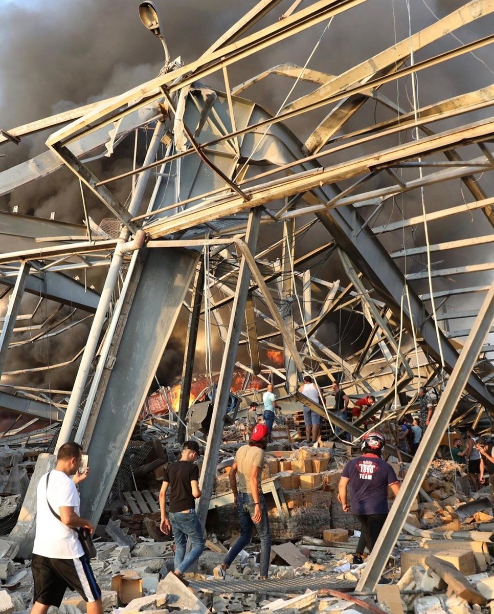 Люди пытающиеся помочь тем кто остался под развалинами