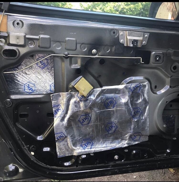 вот примерно так идет процесс шумоизоляции сперва все внутри а снаружи заклеивая все технологические отверстия.