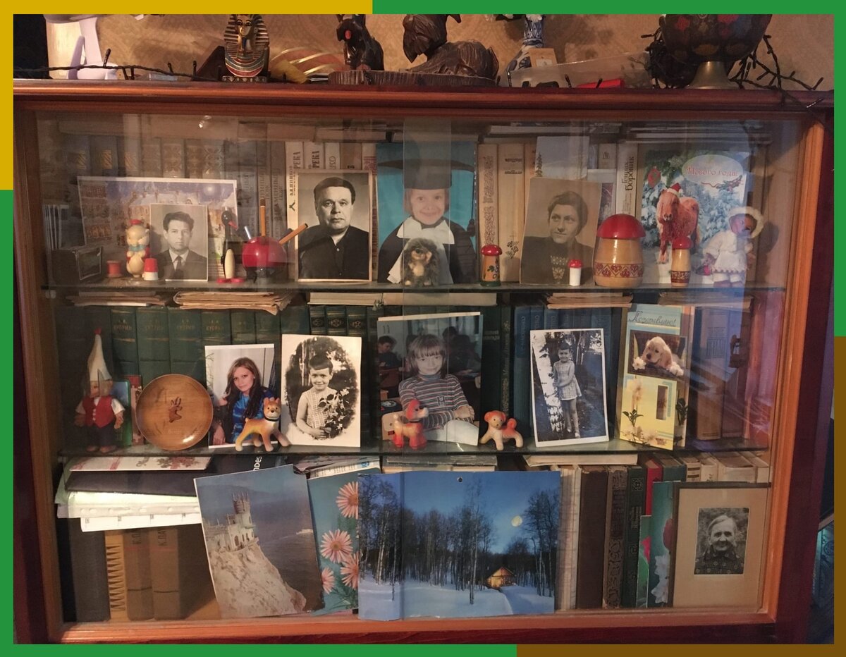 Примерно 1/5 часть нашей семейной библиотеки. Всего у нас больше 2000 книг, тут у шкафа есть еще внизу дверки (серванта точнее) - там тоже лежат книги. Всего тут (на полках за первым рядом есть еще второй) около 400 книг.