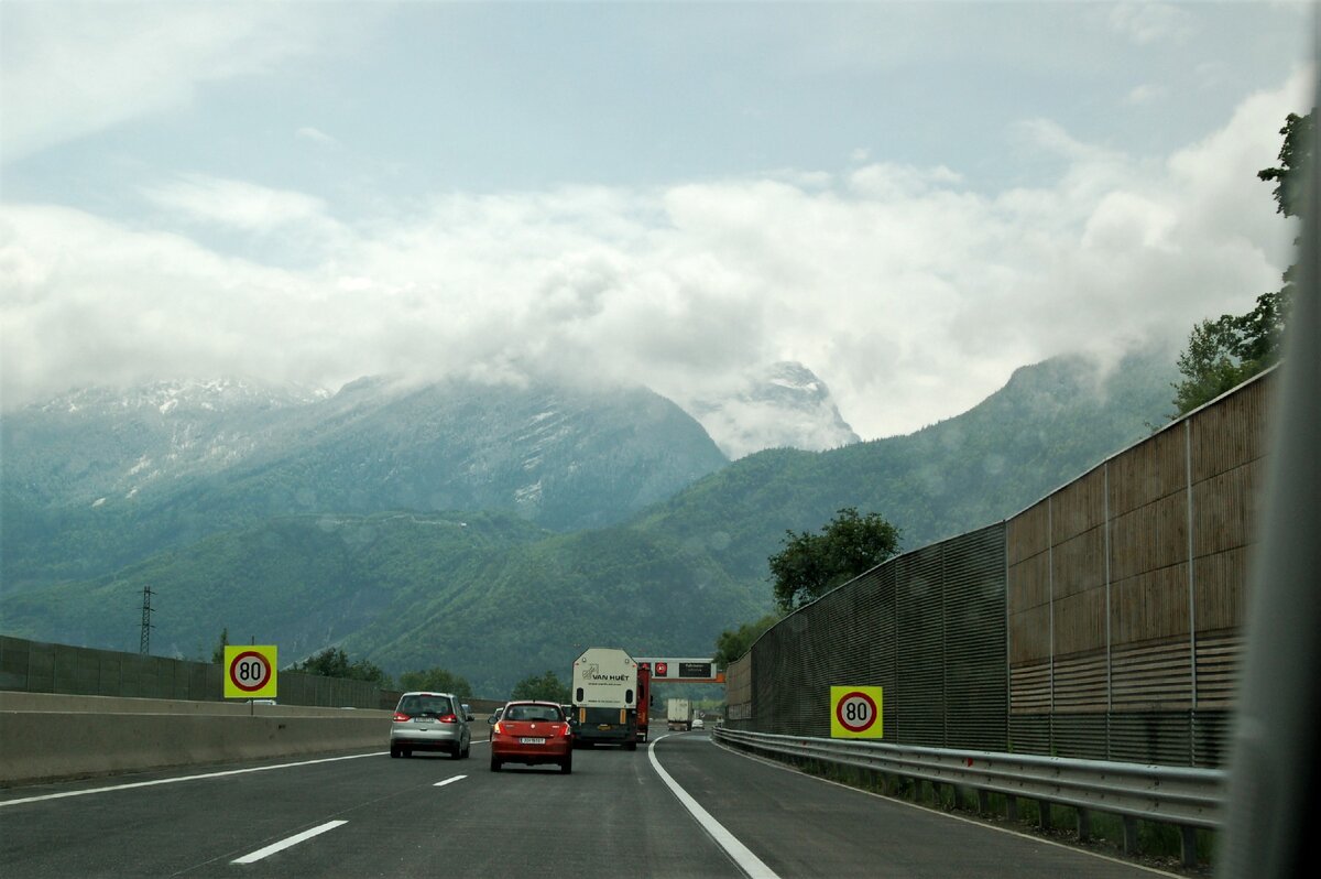 На дорогах Австрии полно ограничений: кроме стандартных 80-100 в тоннелях, знаки могут стоять ели неподалеку расположен населенный пункт. Или трасса проходит недалеко от заповедника - зверюшек беспокоить нельзя.