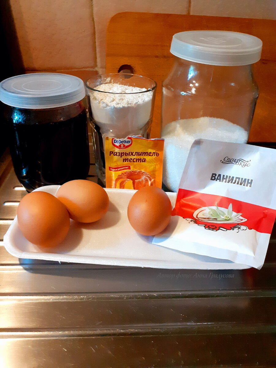 варенье берём любое (у меня чёрная смородина), ванилин по желанию