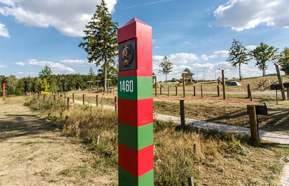 Пограничные знаки на границе. Погран столбы на границе СССР. Граница России пограничный столб. Граница СССР пограничный столб. Пограничные столбики СССР.