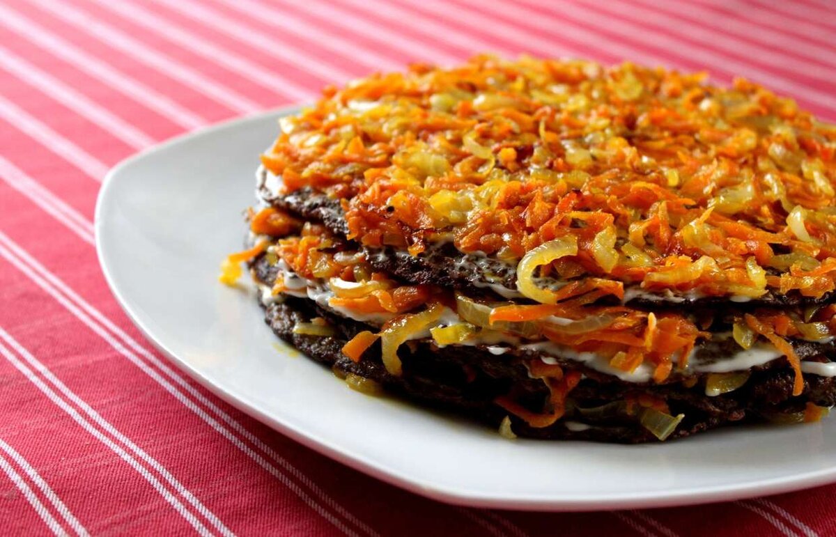 Очень нежный печеночный торт с морковкой и луком