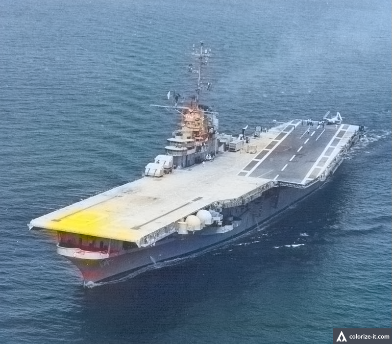 Авианосец "Antietam" ВМС США, на котором впервые появилась угловая полетная палуба