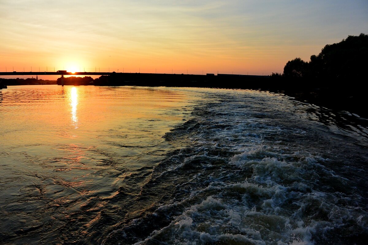 Вооон за кормой и за мостом "большой бетонки" виднеется колокольня Бронниц