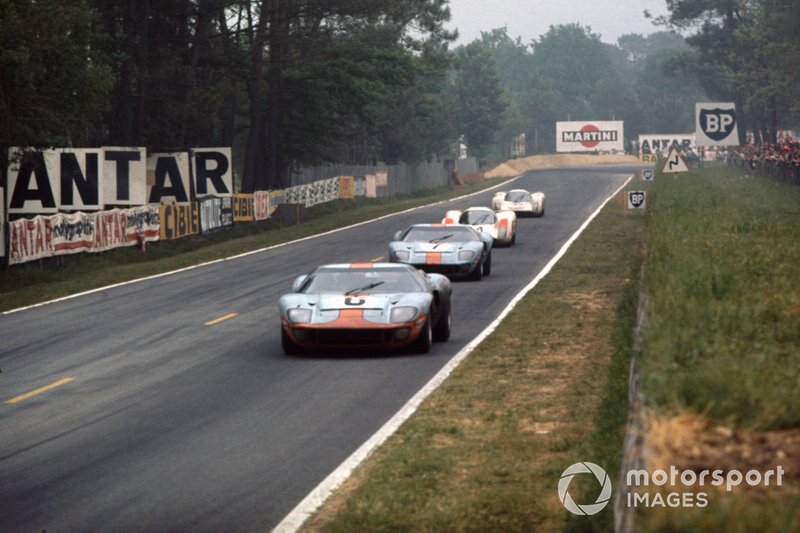 Две машины Ford GT40 впереди двух Porsche 908
