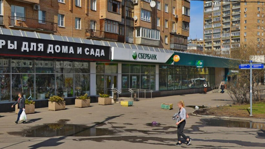 Отделение Сбербанка закрылось в 2019. До Chiken Mafia помещение пустовало.