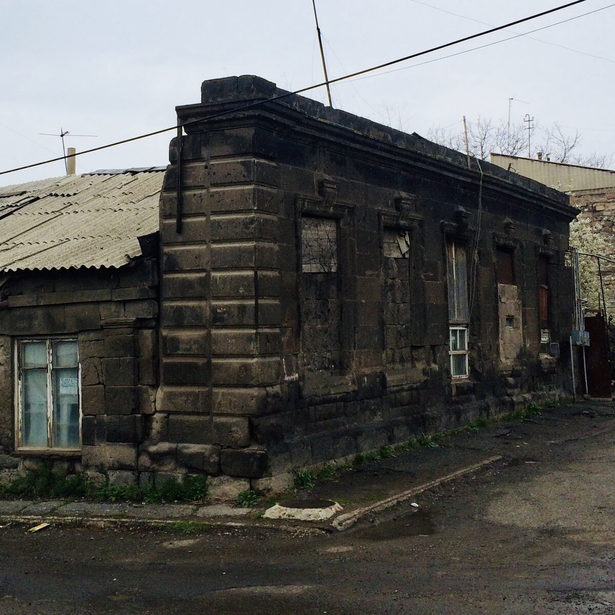 К стене дома XIX века из сохранившихся камней пристроили квартиру поменьше 