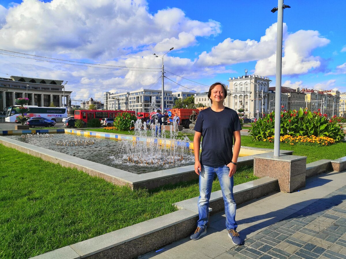 Моя фотография №1. Я стою у театра Г.Камала