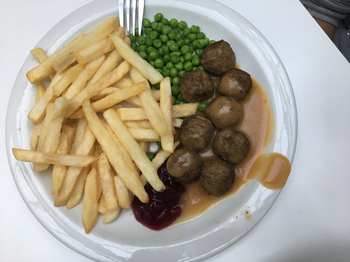 Фрикадельки с картофелем фри