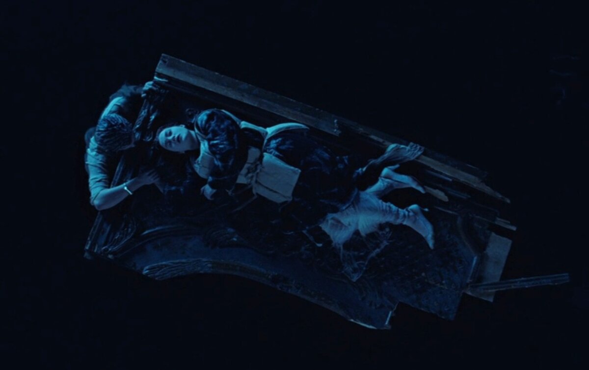 Кадр из фильма, где видно, что героиня Кейт Уинслет полностью находится вне воды, на сухой поверхности, и с водой она не соприкасается. Также остатки ее тепла дополнительно сохраняют пальто и пробковый спасательный жилет. 