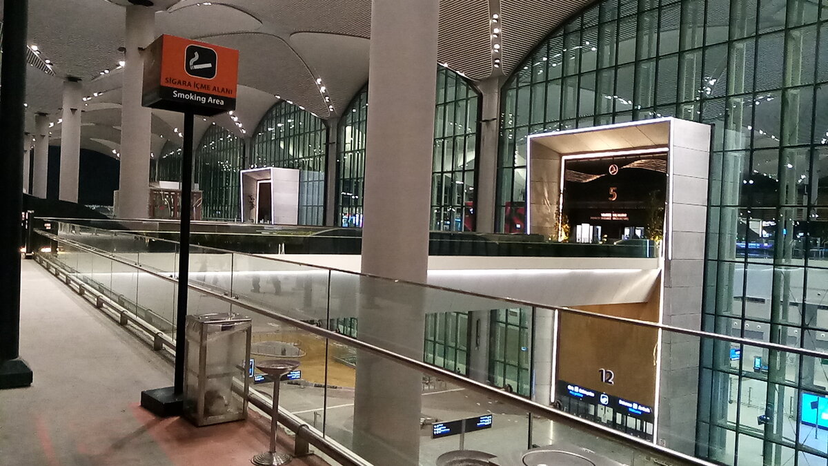 Вход в новый аэропорт города Стамбул, Турция. Фото сделано лично автором статьи. 