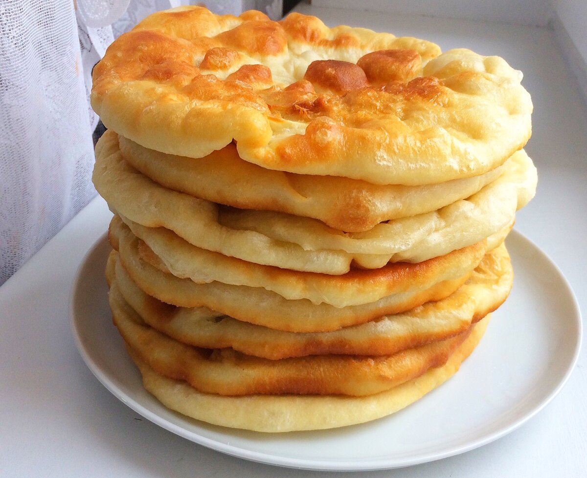 Лепешки на молоке на сковороде пышные. Вкусные лепёшки на сковороде без дрожжей. Лепёшки на молоке на сковороде пышные. Пышные лепешки на молоке. Лепёшки на простокваше на сковороде пышные.