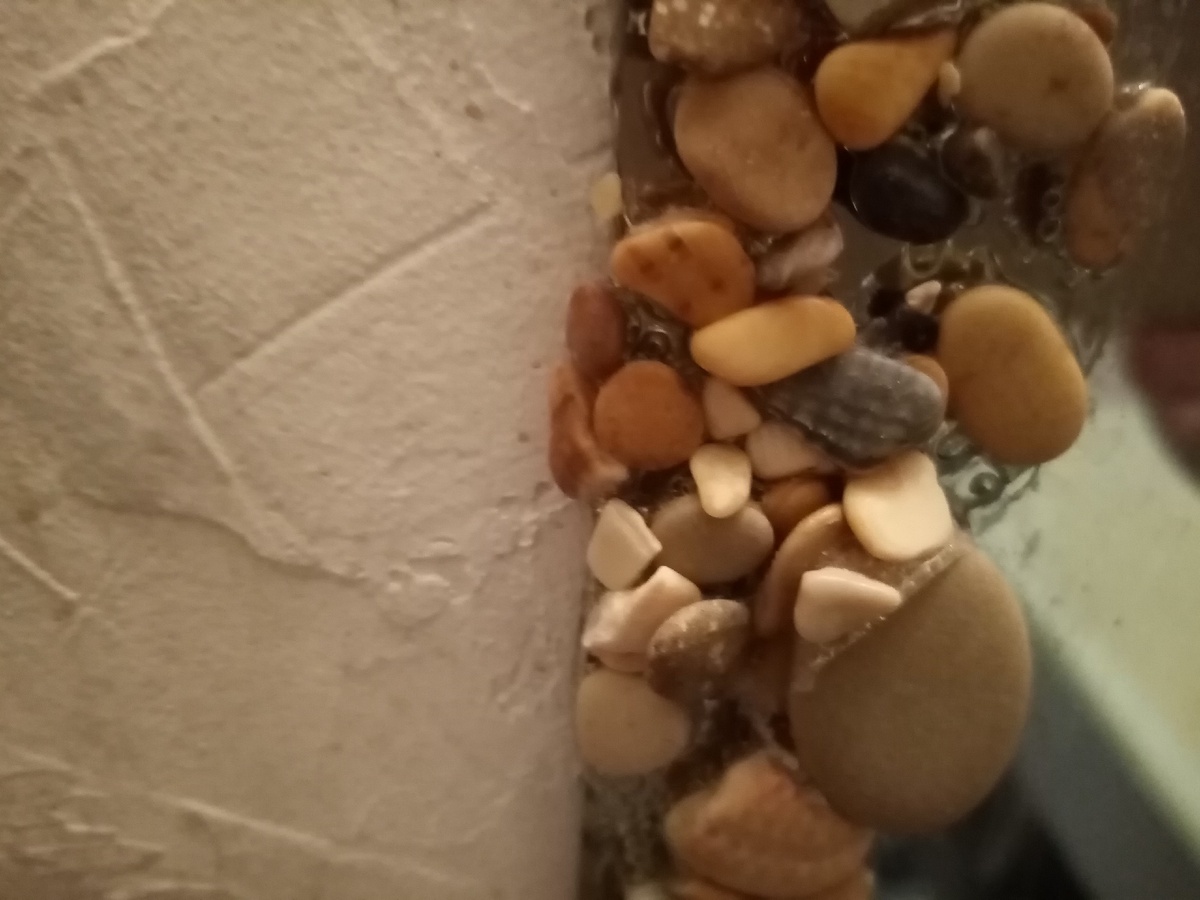 На края зеркала, наносим клей, сыпим мелкую гальку и камушки. 