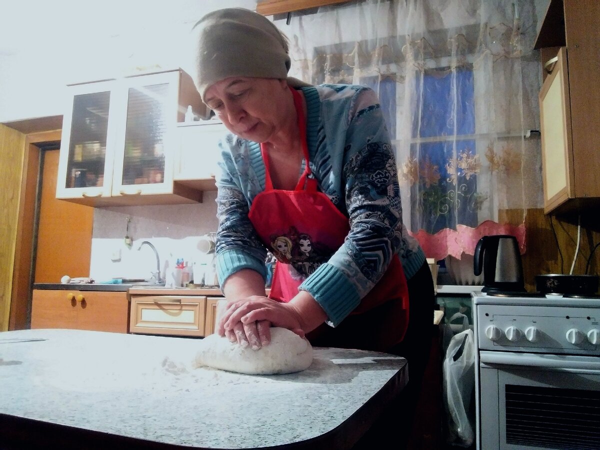 Для начала надо замесить тесто