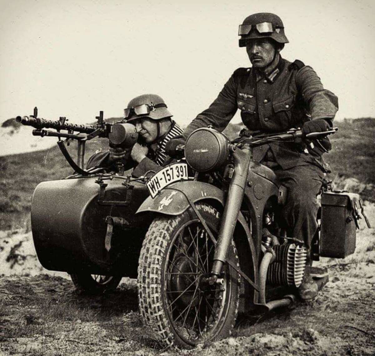 Вермахта второй мировой. Мотоцикл БМВ вермахта. BMW r75 ww2. BMW R-12 второй мировой. Немецкий мотоцикл 2-й мировой войны БМВ.