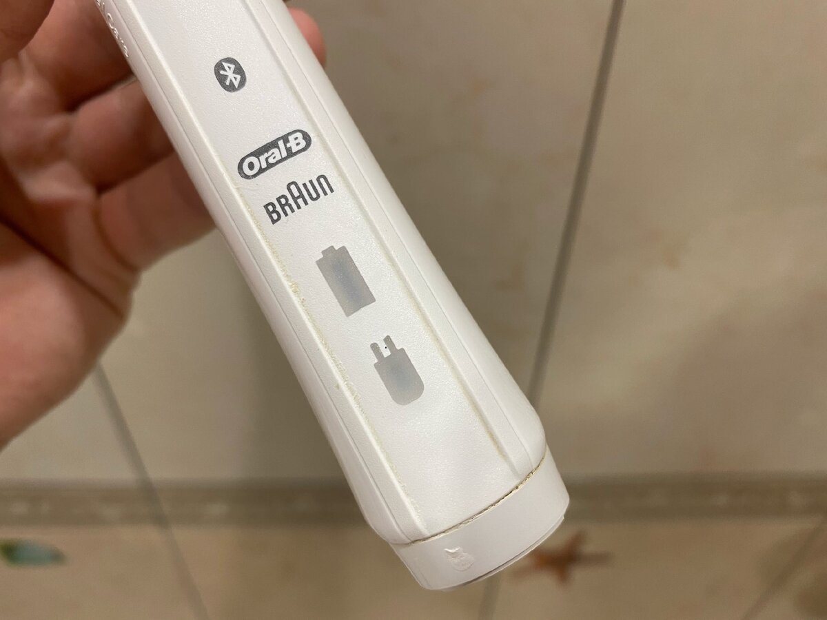 Что удобно на корпусе есть индикация зарядки, которой хватает на неделю использования гаджета