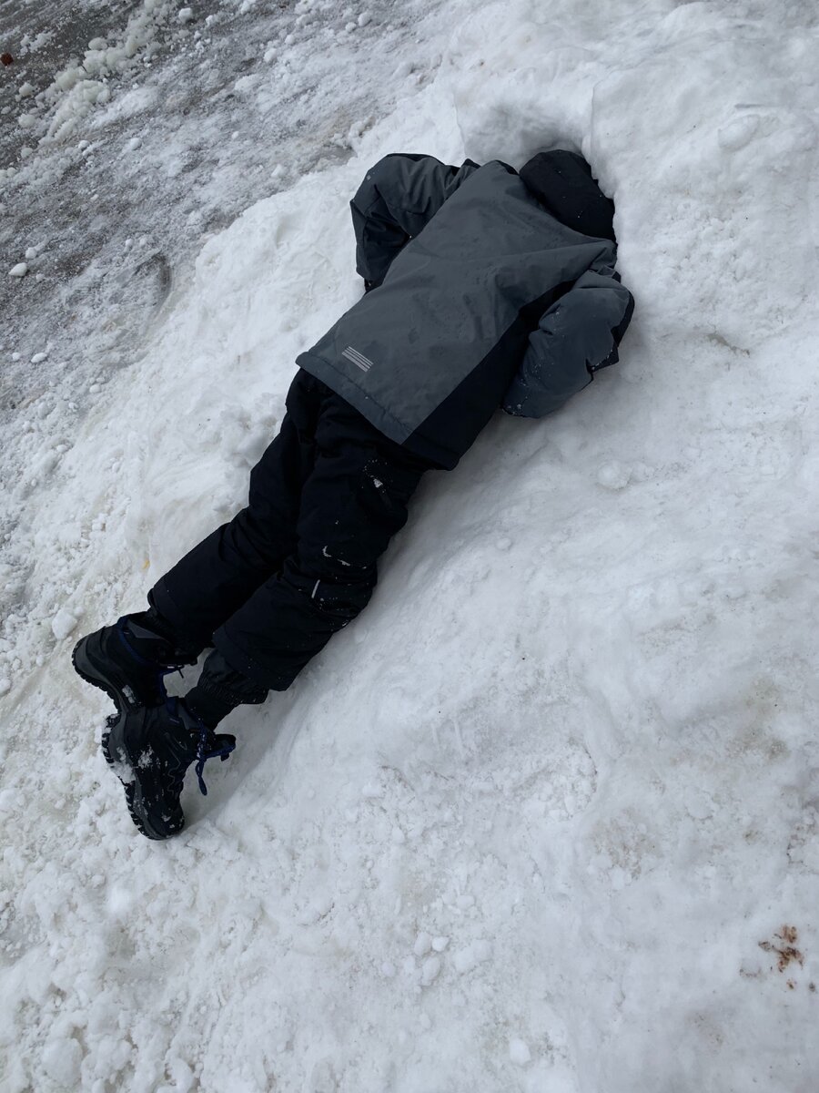 Это — самый большой сугроб в городе. Снежная куча возле ледового катка 