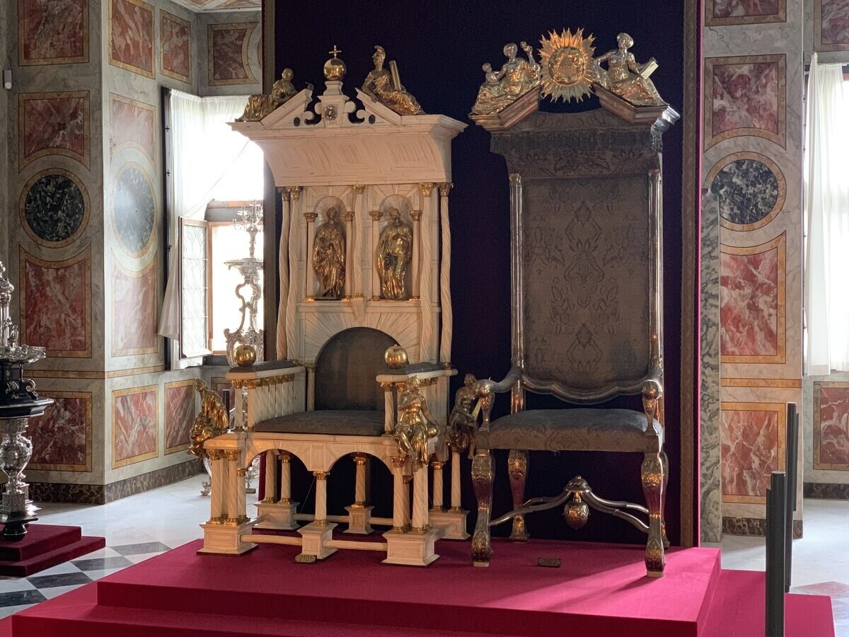 Трон короля Кристиана Датского (тот, который белого цвета). При изготовлении мифические животные не пострадали: вместо рогов единорога были использованы бивни нарвала, которые в те дни часто выдавали за часть волшебного животного. Источник: https://www.atlasobscura.com/places/throne-of-denmark