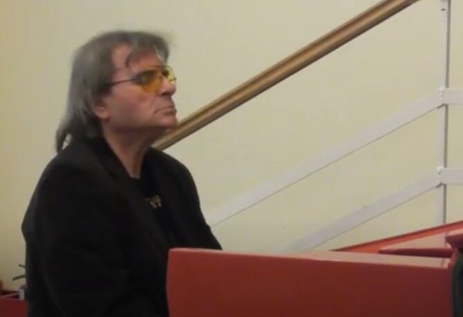 Леонид Викторович Тимошенко за роялем